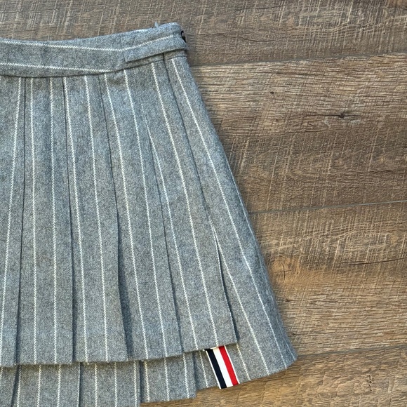 Momoshero Pinstripe Pleated Asymmetrical Mini Skirt Sz XS - Picture 2 of 8